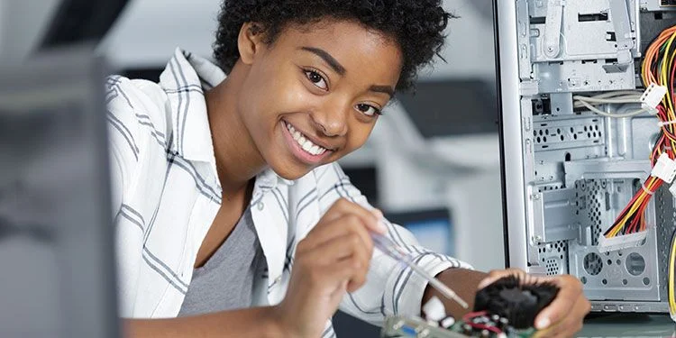 photo_woman-fixing-computer